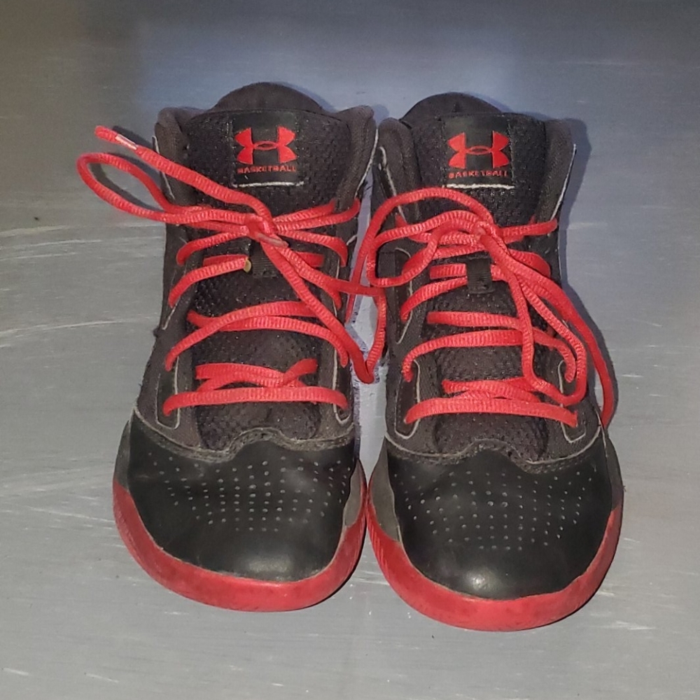 Under Armour 6y basketball shoes